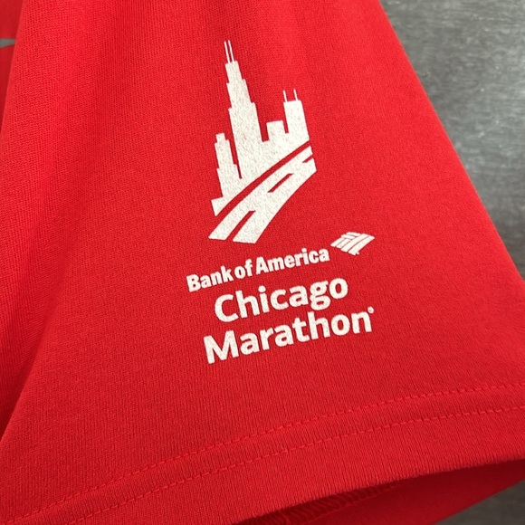 NWT. Women’s Nike fit-fit Chicago marathon Team RMHC running tee. Large. - Picture 4 of 6